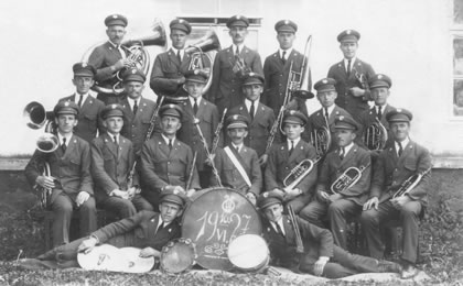 Bludovská kapela roku 1927 s dirigentem Františkem Pavlů. 