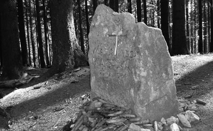Pomník v místě úmrtí Adolfa Kašpara cca 1,5 km od Železné Rudy na Šumavě