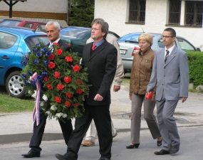 2012-05-07 - Kladení věnců