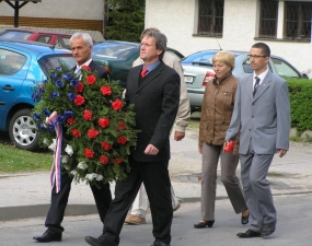 2012-05-07 - Kladení věnců