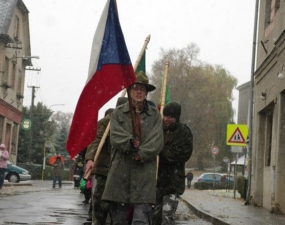 2012-10-27 - Kladení věnců u pomníku padlých