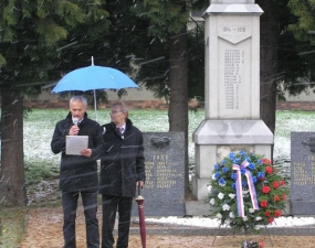 2012-10-27 - Kladení věnců u pomníku padlých