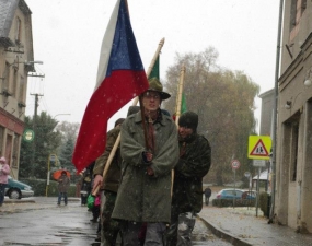 2012-10-27 - Kladení věnců u pomníku padlých