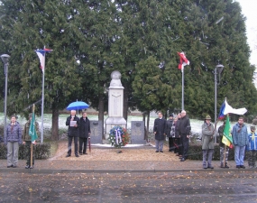2012-10-27 - Kladení věnců u pomníku padlých