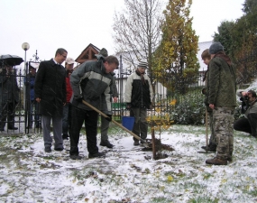 2012-10-27 - Sázení dubu u žerotínské hrobky