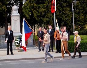 2016-05-06 - Kladení věnců