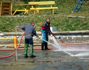 2015-04-09 - Čištění koupaliště ve Vlčím dole