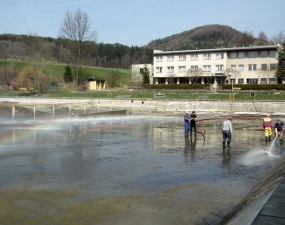 2015-04-09 - Čištění koupaliště ve Vlčím dole