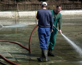 2015-04-09 - Čištění koupaliště ve Vlčím dole