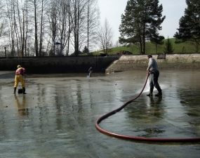 2015-04-09 - Čištění koupaliště ve Vlčím dole