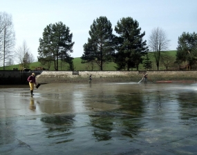 2015-04-09 - Čištění koupaliště ve Vlčím dole