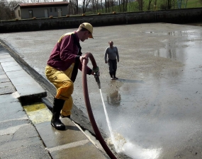 2015-04-09 - Čištění koupaliště ve Vlčím dole