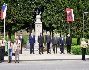 2017-05-08 - Kladení věnců