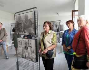 2020-06-09 Dernisáž výstavy Jindřicha Buxbauma Intimní pohled na péči Charity