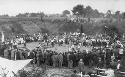 Slavnost rozvinutí praporu sokolského spojené s veřejným cvičením 25. 6. 1927 v Bludově na cvičišti v bývalé panské cihelně. 