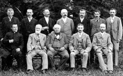 Členové Občanské záložny v Bludově roku 1896.