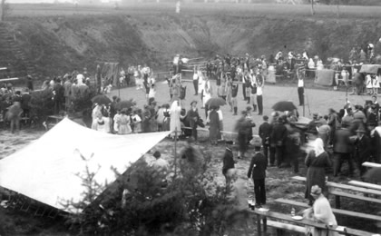 Slavnost rozvinutí praporu sokolského spojené s veřejným cvičením 25. 6. 1927 v Bludově na cvičišti v bývalé panské cihelně (1.). 
