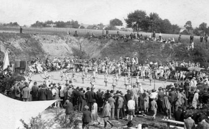 Slavnost rozvinutí praporu sokolského spojené s veřejným cvičením 25. 6. 1927 v Bludově na cvičišti v bývalé panské cihelně (2.). 