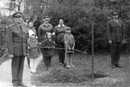 Výsadba lípy u pomníku Adolfa Kašpara v roce 1968. Zleva Pazour František a Hruba Josef. 