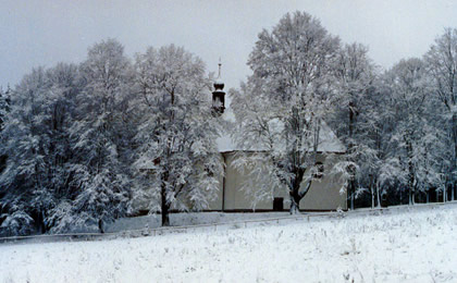 Zimní fotografie Kostela Božího Těla v roce 1998.