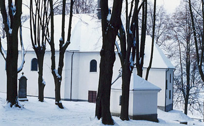 Zimní fotografie Kostela Božího Těla v roce 1998.