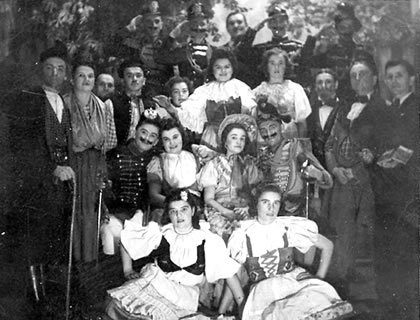 Divadelní představení Modrý husar z listopadu 1945.
