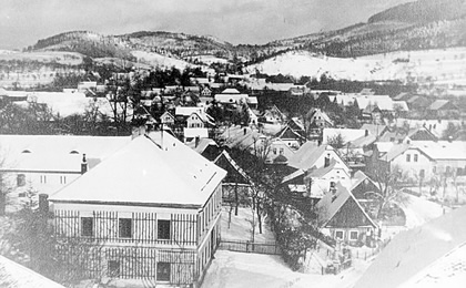 Pohled na část Bludova z věže kostela před rokem 1964. 