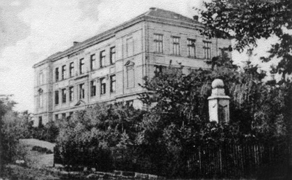 Obr. č. 7 – Měšťanská škola v Bludově ve 20. letech minulého století.