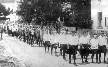 Orelský průvod v Bludově v roce 1926. 