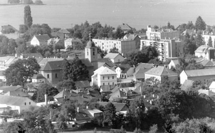 Pohled na střední část Bludova roku 1995 z Hradské cesty.