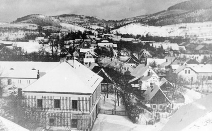 Pohled na část Bludova z věže kostela před rokem 1964.