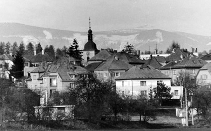 Pohled na střední část Bludova ze Špalku roku 1995.