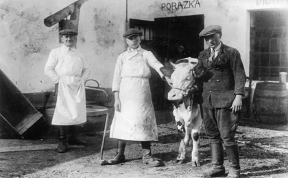 Dvůr domu čp. 35, ve kterém měl Ondřej Březina (pán v pozadí s rukama pod zástěrou) řeznictví resp. jatka. Vlastní prodejna byla v domě čp. 530.