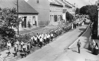 Průvod tělocvičné organizace Orla o Božím Těle r. 1934