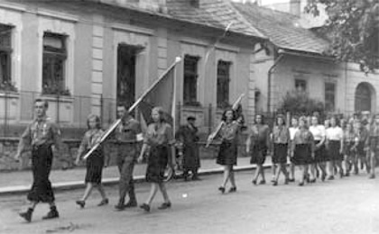 Průvod z kostela v roce 1945 po žehnání střediskové vlajky. 