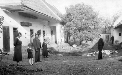 Typická rolnická usedlost. Rejchličkovi a Lidka Johnová s manželem.