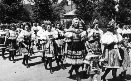 Moravská beseda pořádaná Tělovýchovnou jednotou Sokol v Bludově, průvod v žen kyjovksých krojích v roce 1947.