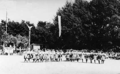 Moravská beseda pořádaná Tělovýchovnou jednotou Sokol v Bludově, průvod v žen kyjovksých krojích, zakončeno civčením, rok 1947.