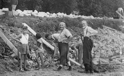 Sokolská brigáda - práce na bludovském koupališti dne 9. 8. 1958. Zleva Finger Alois a Kordas Rudolf.
