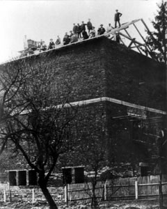 Stavba střechy jeviště sokolovny v roce 1930. 