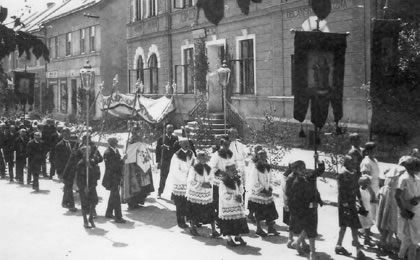 Průvod před Národním domem na svátek Božího Těla roku 1933 (1). 
