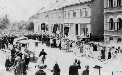 Průvod před Národním domem na svátek Božího Těla roku 1933 (2). 