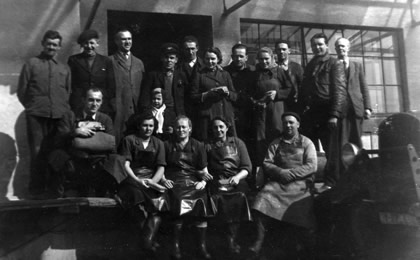 Zaměstnanci bludovské mlékárny v 50. letech 20. století. 