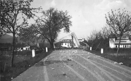 Habermannův most vyhozený do povětří 8. května 1945 ustupující německou armádou