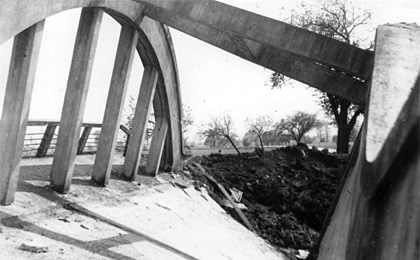 Habermannův most vyhozený do povětří 8. května 1945 ustupující německou armádou.